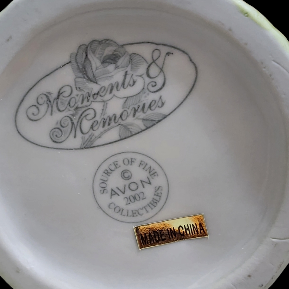 Vintage Avon 2002 porcelain lady figuring "moments & memories" - Picture 10 of 10
